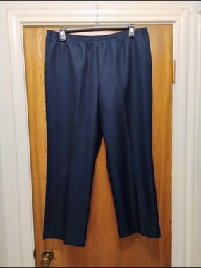 Ladies Navy Blue Alfred Dunner 100% Polyester Elastic Slacks. Size 18